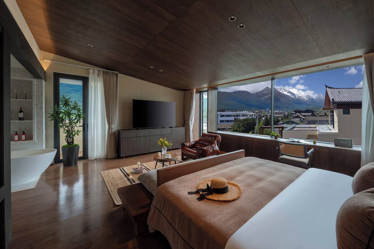 Suite panorámica, vistas a la montaña | Minibar (con algunos artículos gratuitos) y decoración individual