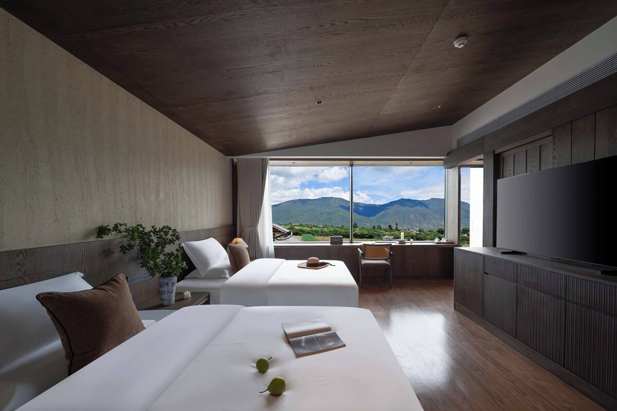 Habitación familiar con 2 camas individuales, vistas a la montaña | Minibar (con algunos artículos gratuitos) y decoración individual