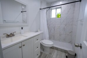 Douche, sèche-cheveux, serviettes fournies, savon