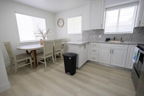 Micro-ondes, four, plaque de cuisson