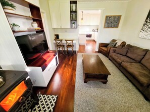 Smart-tv, een open haard en een stereo