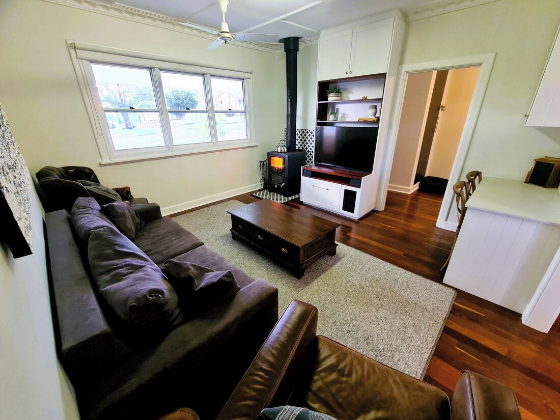 Smart TV, chimenea y estéreo 