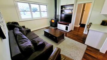 Smart TV, chimenea y estéreo