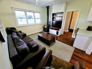 TV connectée, cheminée, chaîne hi-fi