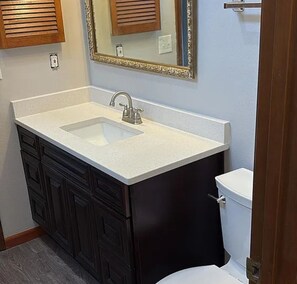 Secadora de cabello, jabón, papel de baño 