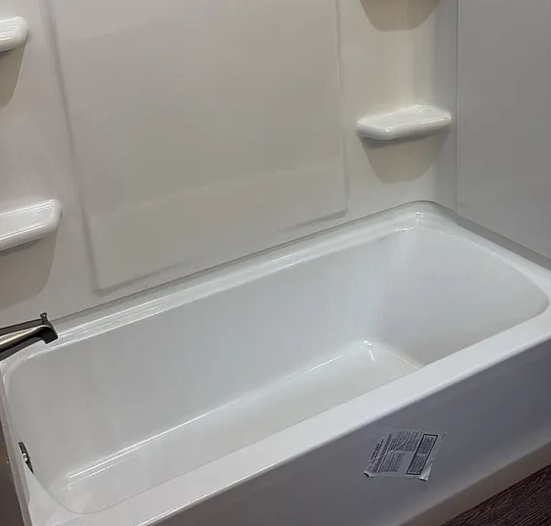 Une baignoire blanche avec un robinet et un panneau de commande.