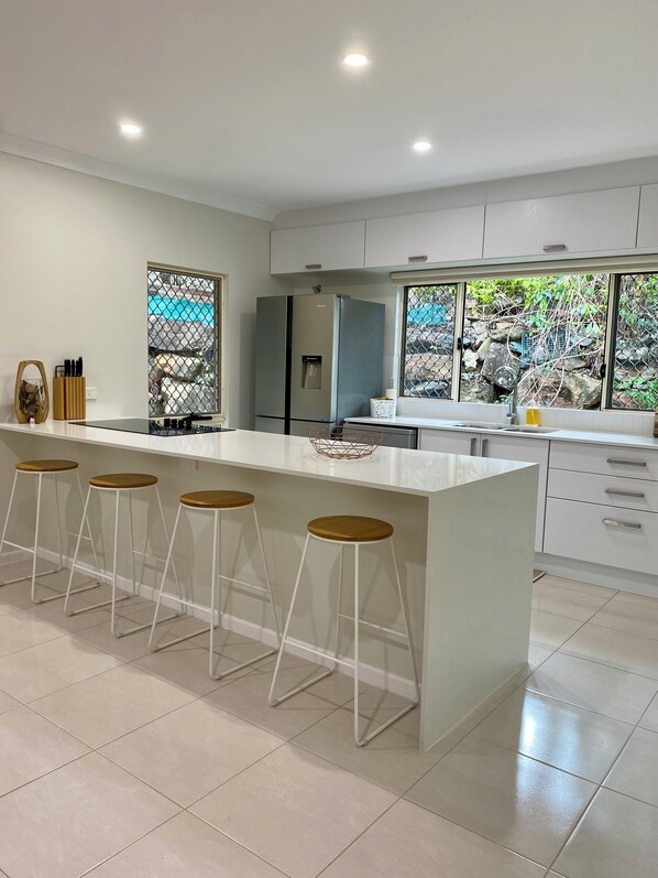 Micro-ondes, four, plaque de cuisson, lave-vaisselle