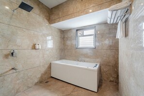 Deluxe Room | Bathroom | Shower, free toiletries, soap, shampoo