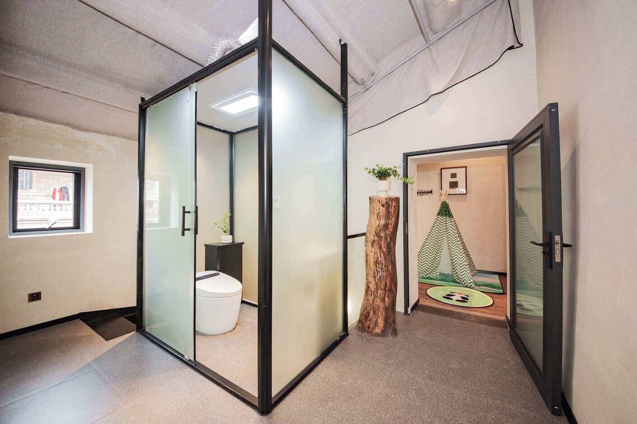 Superior kamer | Badkamer | Een haardroger, badjassen, handdoeken, shampoo