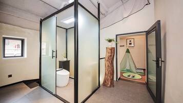 Superior kamer | Badkamer | Een haardroger, badjassen, handdoeken, shampoo