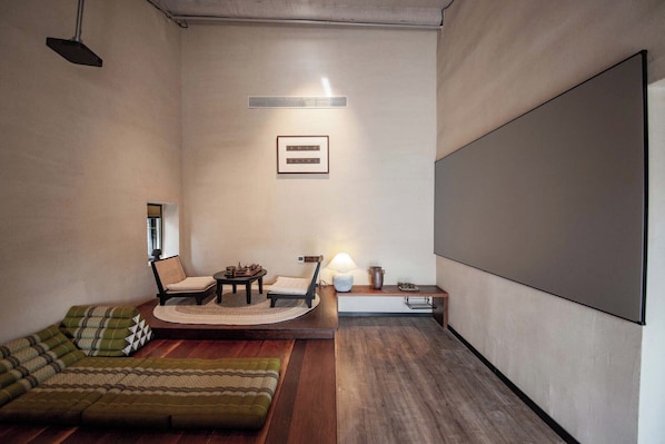 Habitación doble superior | Decoración personalizada, muebles diferentes y cortinas blackout 