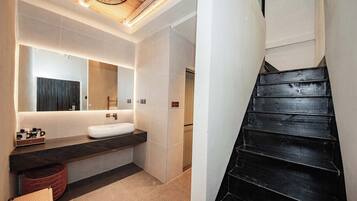 Superior-værelse | Badeværelse | Hårtørrer, badekåber, håndklæder, Shampoo