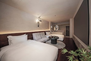 Habitación doble Prestigio | Decoración personalizada, muebles diferentes y cortinas blackout 