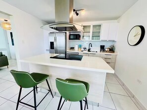 Frigorífico, microondas, horno y placa de cocina