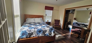 4 bedrooms, desk, iron/ironing board, free WiFi