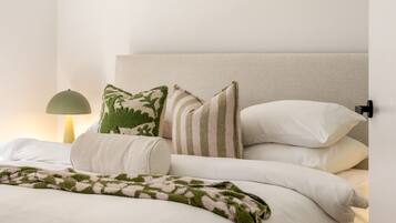 5 bedrooms, desk, iron/ironing board, WiFi