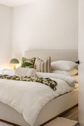 5 bedrooms, desk, iron/ironing board, WiFi