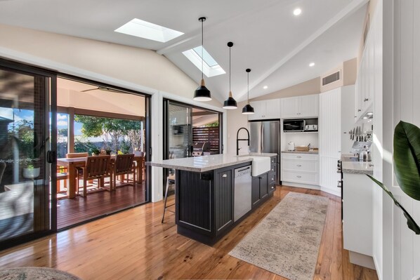 Micro-ondes, four, plaque de cuisson, lave-vaisselle