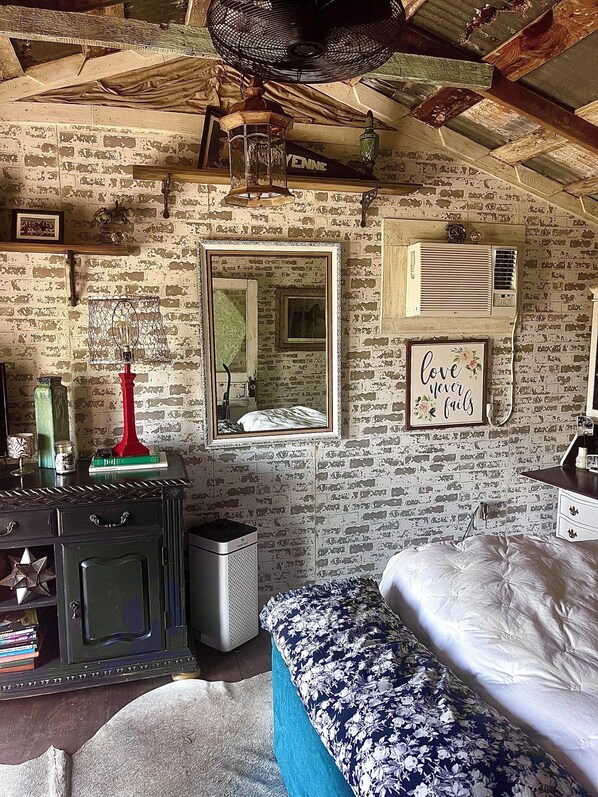 4 bedrooms, WiFi, bed sheets