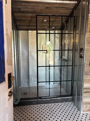 Shower, hair dryer, towels, toilet paper - Country Retreat with Separate spaces for everyone! (Seguin)