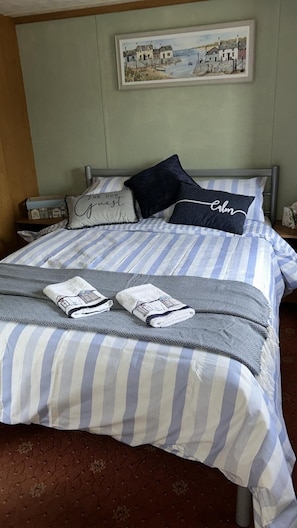 3 bedrooms, iron/ironing board, WiFi, bed sheets - 2 Bed Caravan - Sleeps 6 - Dogs - Parking - Wifi (point)