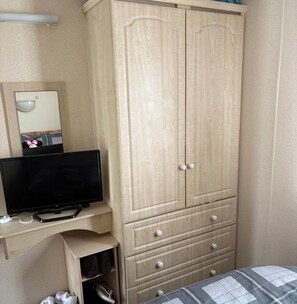3 bedrooms, iron/ironing board, bed sheets