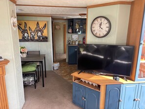 Interior - 2 Bed Caravan - Sleeps 6 - Dogs - Parking - Wifi (point)