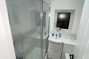 Dusche, Haartrockner, Handtücher
