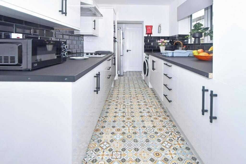 Køleskab, mikrobølgeovn, ovn, kogeplade