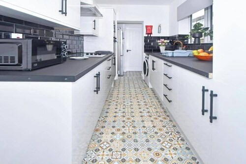 Spacious Home Sleeps 6 with Parking