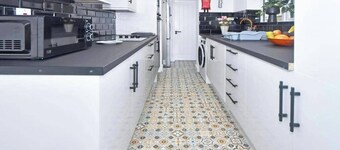 Spacious Home Sleeps 6 with Parking