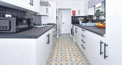 Spacious Home Sleeps 6 with Parking