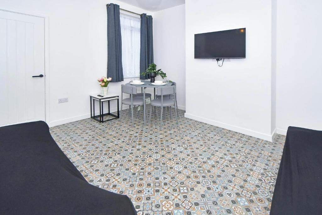 Spacious Home Sleeps 6 With Parking - Stoke-on-Trent