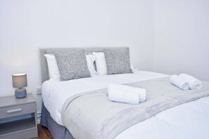 3 habitaciones, tabla de planchar con plancha, wifi y ropa de cama 