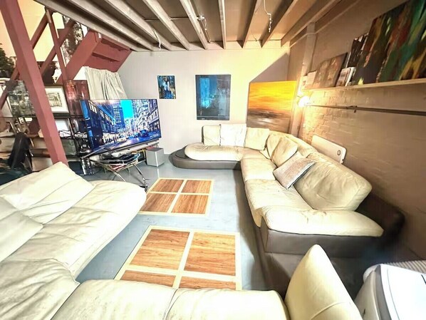 Een televisie en een stereo