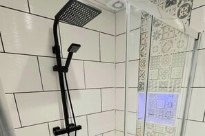 Ducha, secador de pelo y toallas