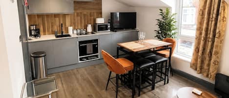 Refrigerador, microondas, horno y parrilla de estufa