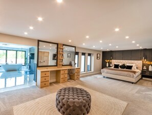 5 bedrooms, iron/ironing board, WiFi, bed sheets