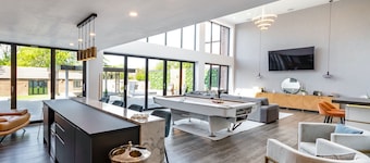 5 Bed Villa-Sleeps 10-Hot Tub-Bar & Pool table