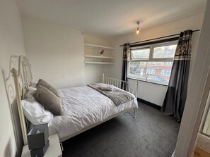 3 bedrooms, iron/ironing board, WiFi, bed sheets