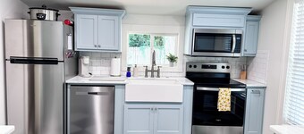 The Pecan Street Retreat - 1935 Gem