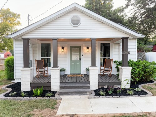 The Pecan Street Retreat - 1935 Gem