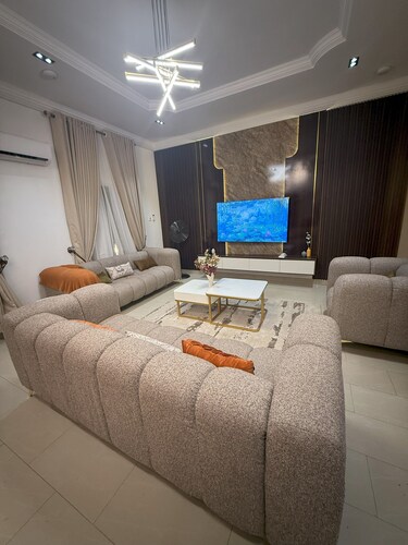 Waldam Castle Apartment Ibara: A 3-bedroom duplex with modern facilities