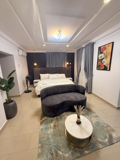 Waldam Castle Apartment Ibara: A 3-bedroom duplex with modern facilities