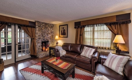 Deluxe Studio Suite | Living area