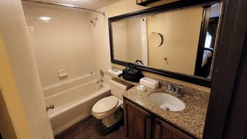 Studio Suite Deluxe | Phòng tắm | Đồ dùng nhà tắm miễn phí, xà phòng, dầu gội, giấy vệ sinh