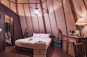 Desk, laptop workspace, free WiFi