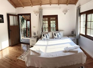 5 bedrooms, desk, travel crib, free WiFi