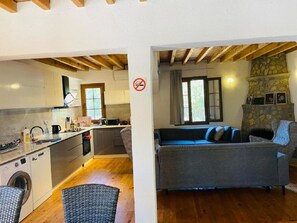 تلفزيون ذكي، مدفأة، كُتُب