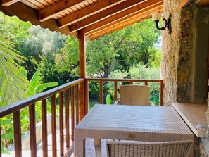 تناول الطعام بالخارج